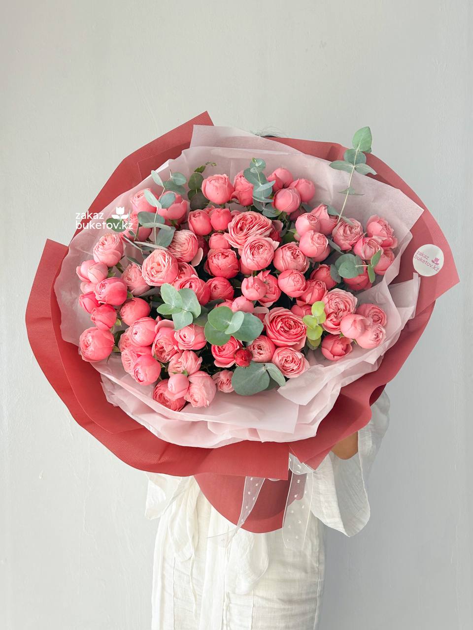 Букет "Пиони роуз" М с пионовидной розой и эвкалиптом