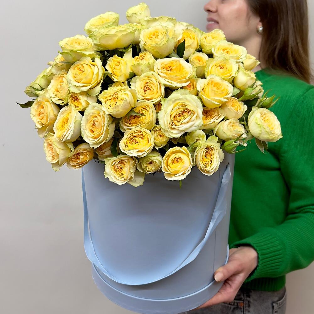 Композиция из желтых кустовых роз в шляпной коробке