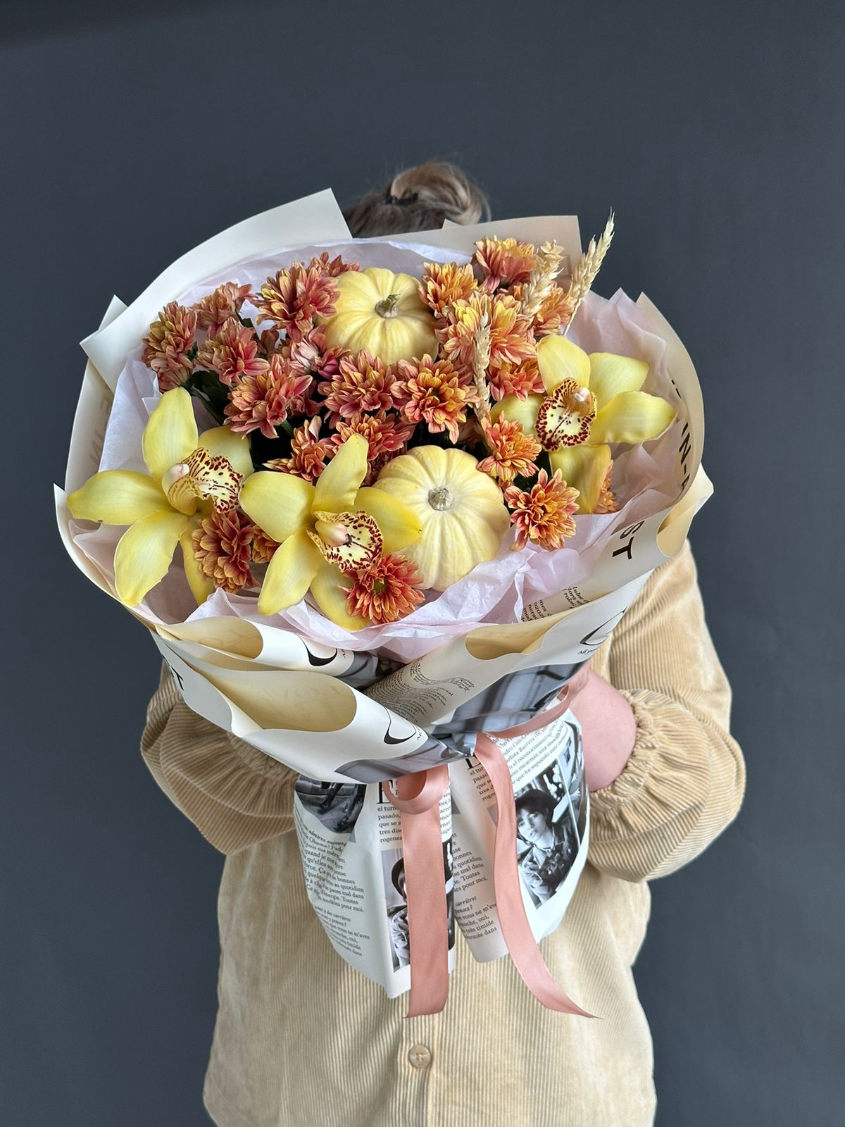 Композиция "Хаора" из орхидей и хризантем