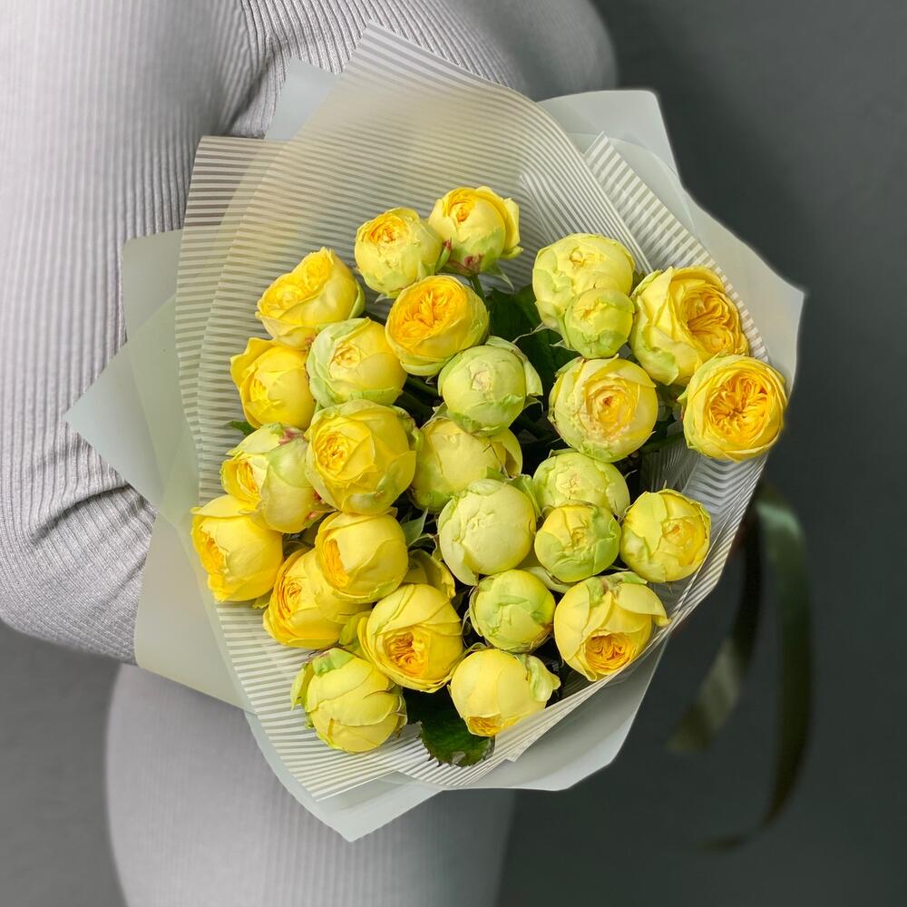 Букет из 11 желтых пионовидных спрей роз