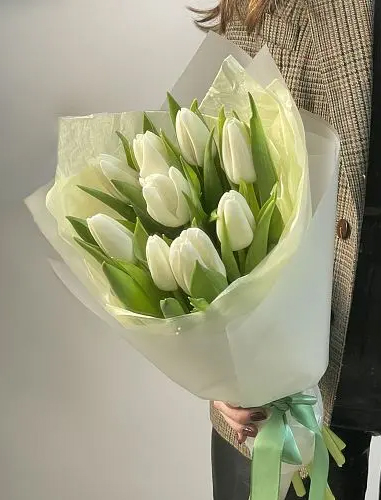 Букет из 9 белых тюльпанов в гбелом оформлении
