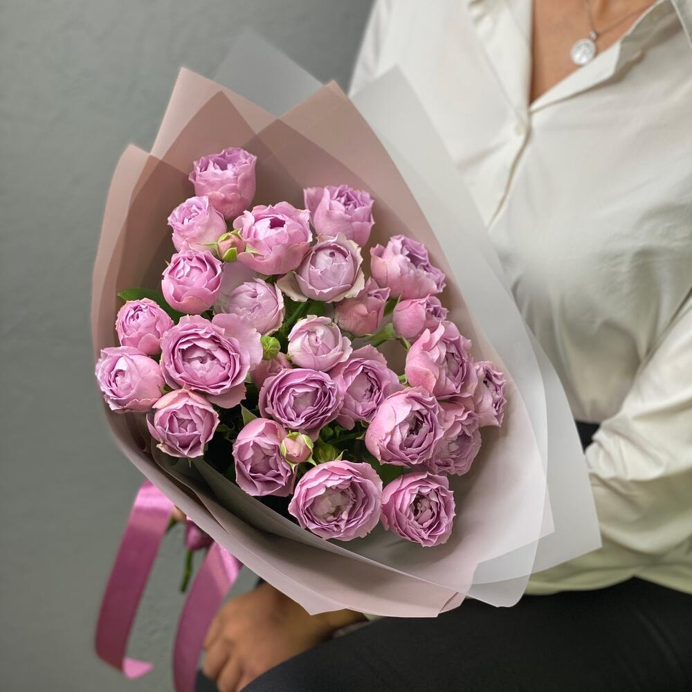 Букет из 11 розовых пионовидных спрей роз в оформлении