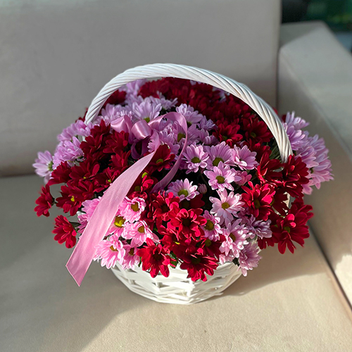 19 красных и розовых  кустовых ромашковидных хризантем в корзине