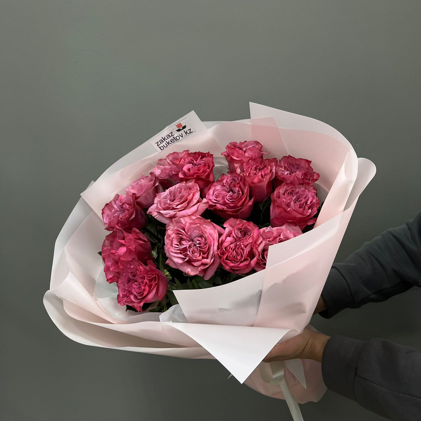 Моно букет "Поцелуй" из 15 пионовидных роз