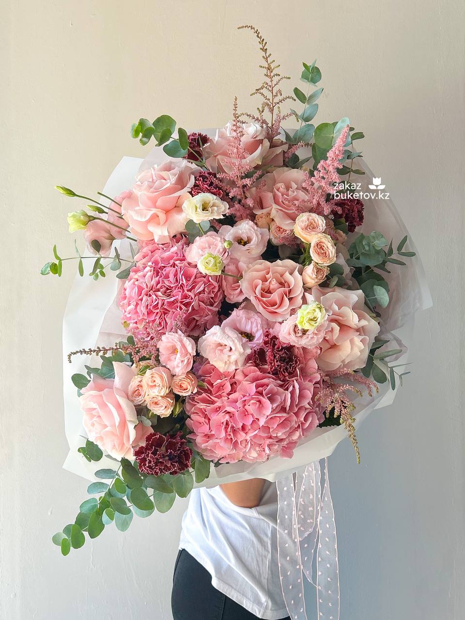 Букет "Розовая симфония"  с розами, лизиантусами, гортензией и гвоздикой