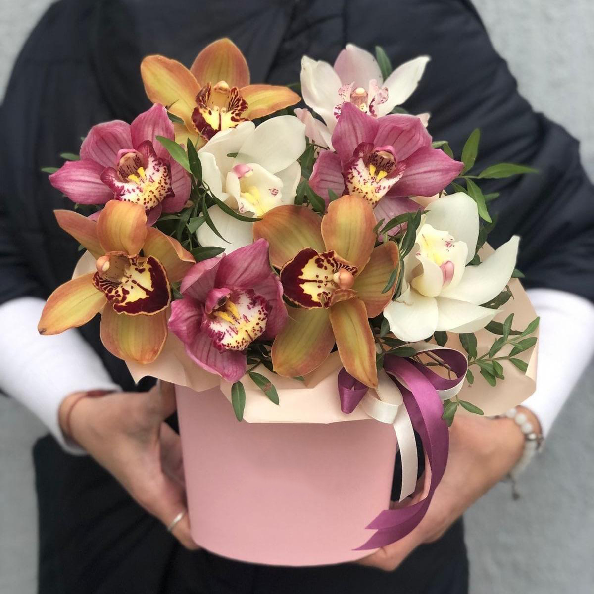 Композиция "Арни" из орхидеи и фисташки в коробке
