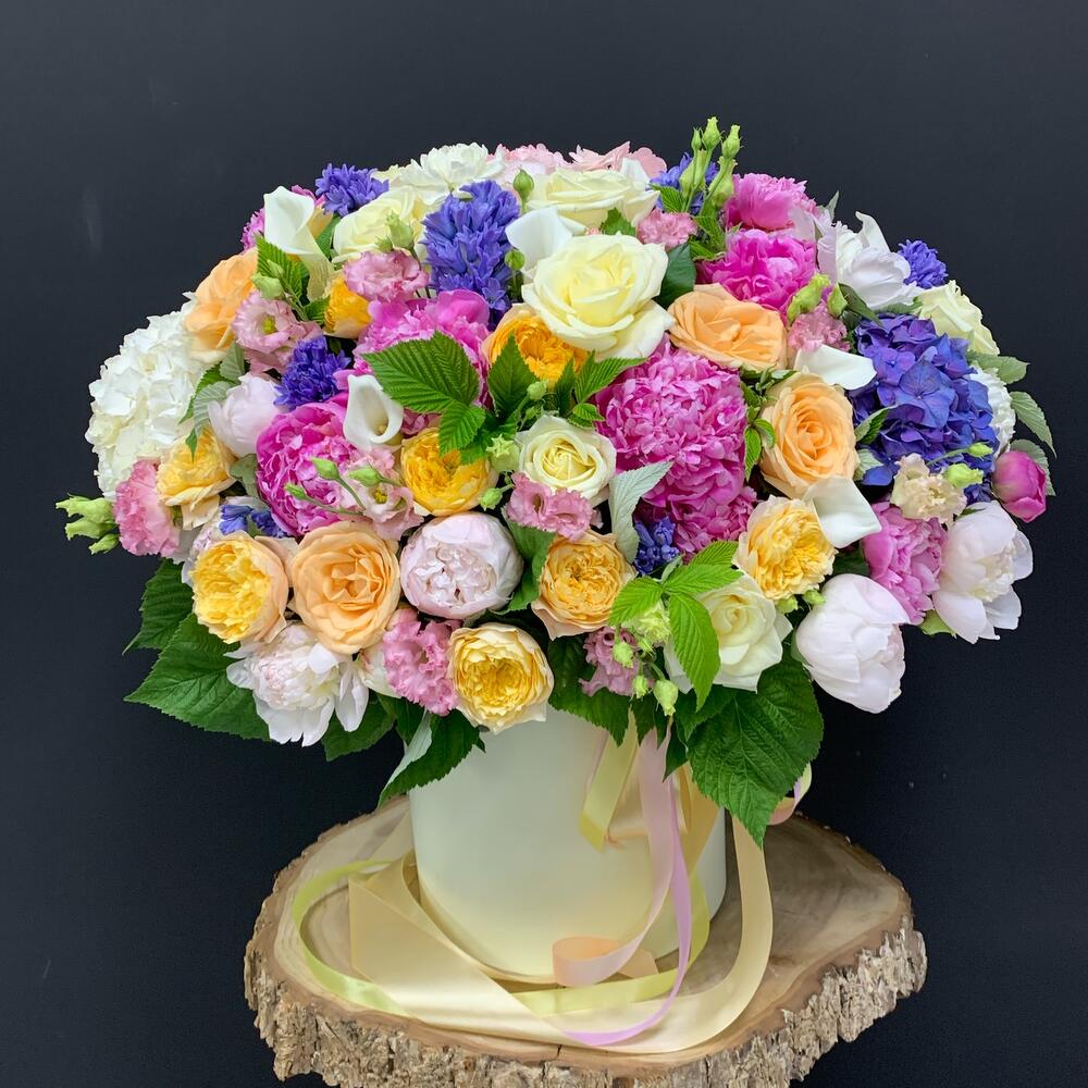 Премиальная цветочная композиция "Королева эльфов" с каллой, розой, гортензией и гиацинтом в коробке