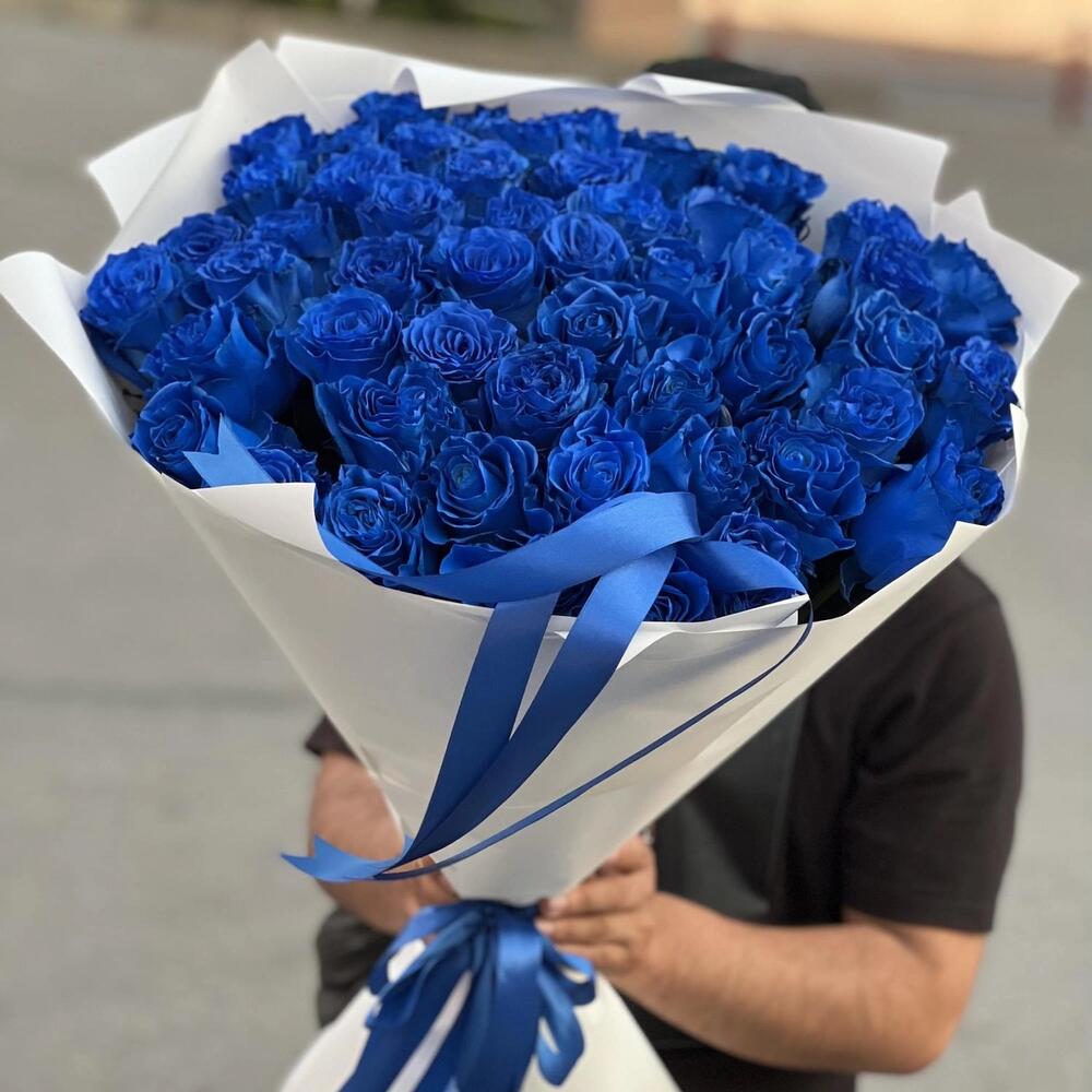 Букет из 49 синих роз в оформлении