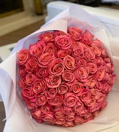 Букет из 55 розовых роз в оформлении