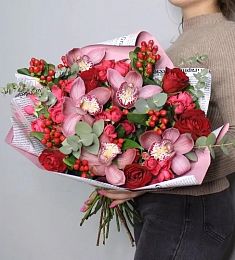 Букет "Шейзи" из роз, орхидей и гипперикума