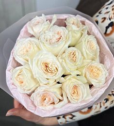 Букет из 11 белых пионовидных роз в оформлении