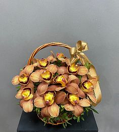 Композиция "Sandy" из орхидей и фисташки в корзине