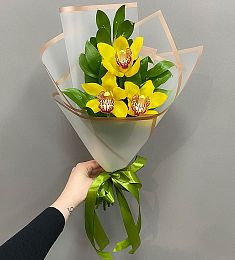 Букет " Cаndry" из орхидей и рускуса