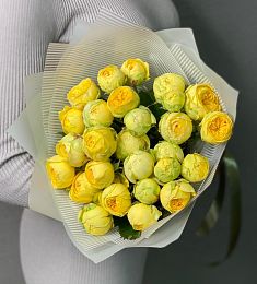 Букет из 11 желтых пионовидных спрей роз