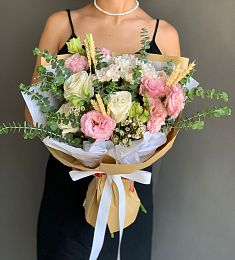 Букет "Даянэя" с розами, хризантемой, ваксом и лизиантусом
