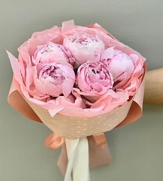 Букет из 5 розовых пионов в оформлении