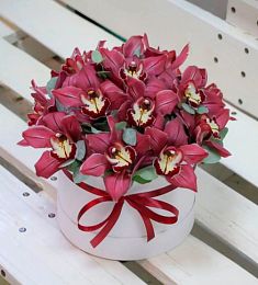 Букет "Нежный шепот" из орхидей и эвкалипта