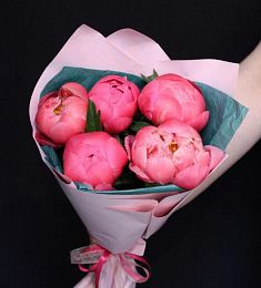 Букет из 5 розовых пионов в стильном оформлении