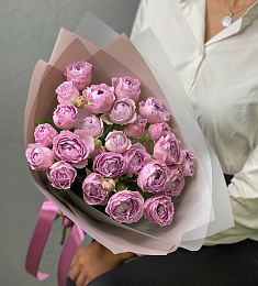 Букет из 11 розовых пионовидных спрей роз в оформлении