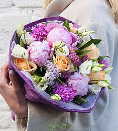 Букет "Роскошная весна" из гиацинтов, пионов, лизиантусов и роз