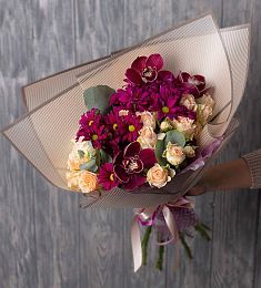 Композиция "Диара" из хризантем, орхидей и роз