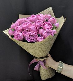 Букет из 11 малиновых пионовидных спрей роз