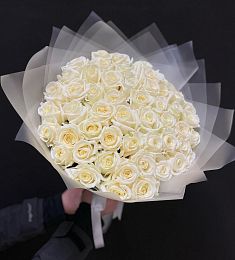 Букет из 55 белых роз в оформлении