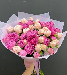 Букет из 11 розовых и белых пионовидных спрей роз в оформлении