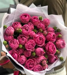 Букет из 11 ярких малиновых пионовидных спрей роз  в оформлении