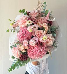 Букет "Розовая симфония"  с розами, лизиантусами, гортензией и гвоздикой
