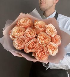 Букет из 11 персиковых пионовидных роз