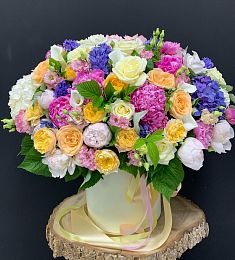 Премиальная цветочная композиция "Королева эльфов" с каллой, розой, гортензией и гиацинтом в коробке