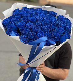 Букет из 49 синих роз в оформлении