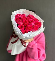 15 ярких роз в оформлении