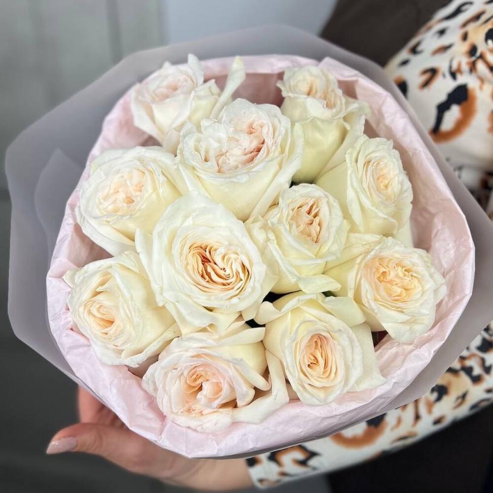 Букет из 11 белых пионовидных роз в оформлении