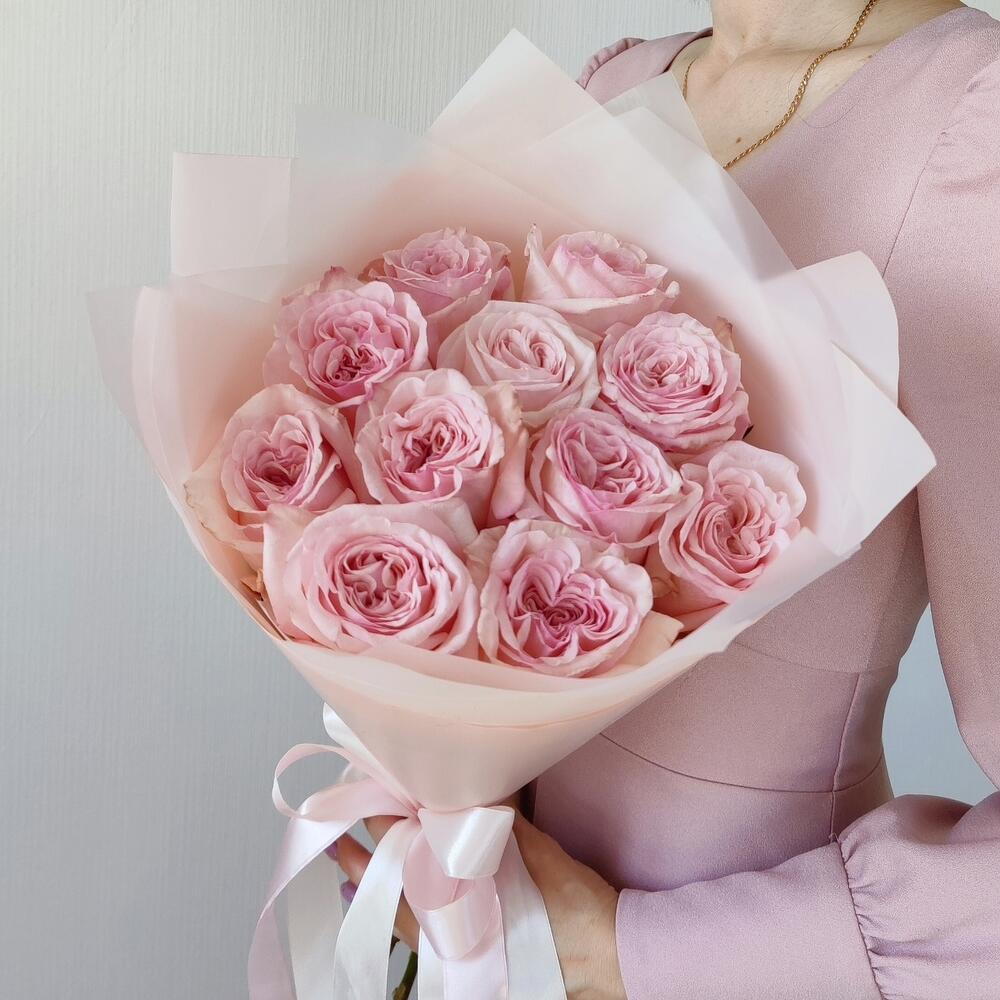 Букет из 11 розовых пионовидных роз в оформлении