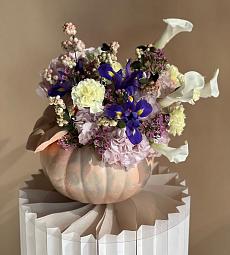 Композиция в тыкве "Глорияда" с гортензией, гвоздикой, ирисом и каллами