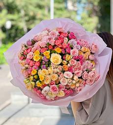 Шикарный букет из спрей роз "Летний сад"