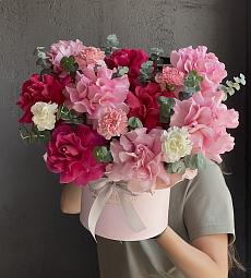 Букет "Цветочное облако" из роз, гвоздик и эвкалипта в коробке