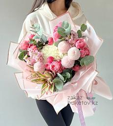 Букет "Pinky" с хризантемой, маттиолой, розами и ананасом